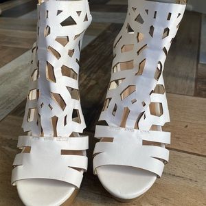 White size 7 wedge heel sandal shoedazzle
